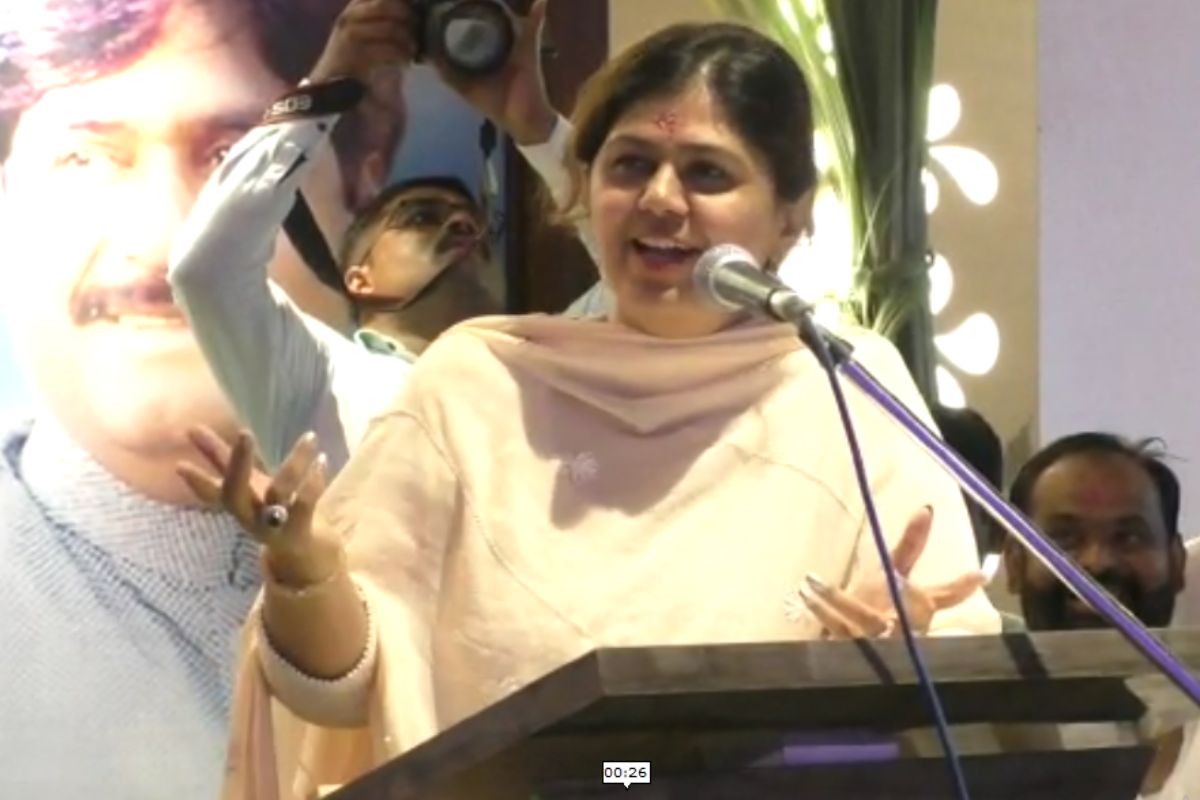 शहाजी बापू पाटील यांच्या डायलॉगची पुनरावृत्ती पंकजा मुंडे यांनी केली