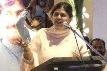 काय हायवे...काय हॉटेल.., शहाजी बापू पाटलांच्या डायलॉगची पंकजा मुंडेंना भुरळ काय हायवे...काय हॉटेल.., शहाजी बापू पाटलांच्या डायलॉगची पंकजा मुंडेंना भुरळ