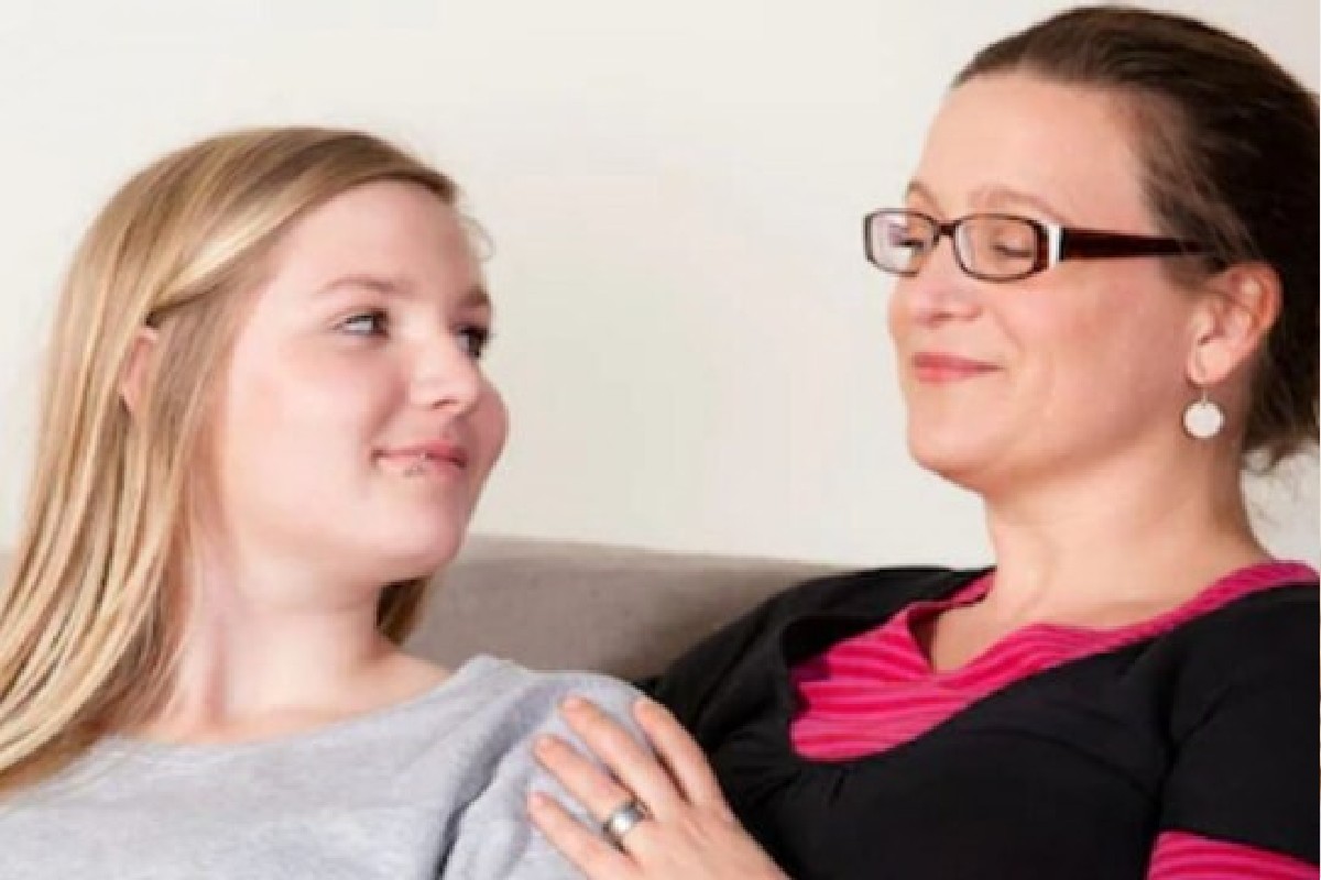 लहान वयातच तुमचं मुलं प्रेमात पडलंय? 'या' पद्धतीनं हाताळा नाजूक परिस्थिती