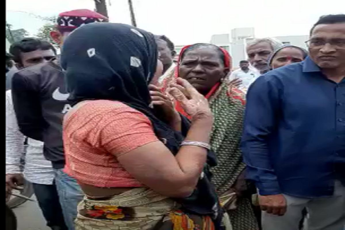 मुलं चोरणारी महिला समजून निराधार महिलेला मारहाण, चाळीसगावमधील धक्कादायक प्रकार