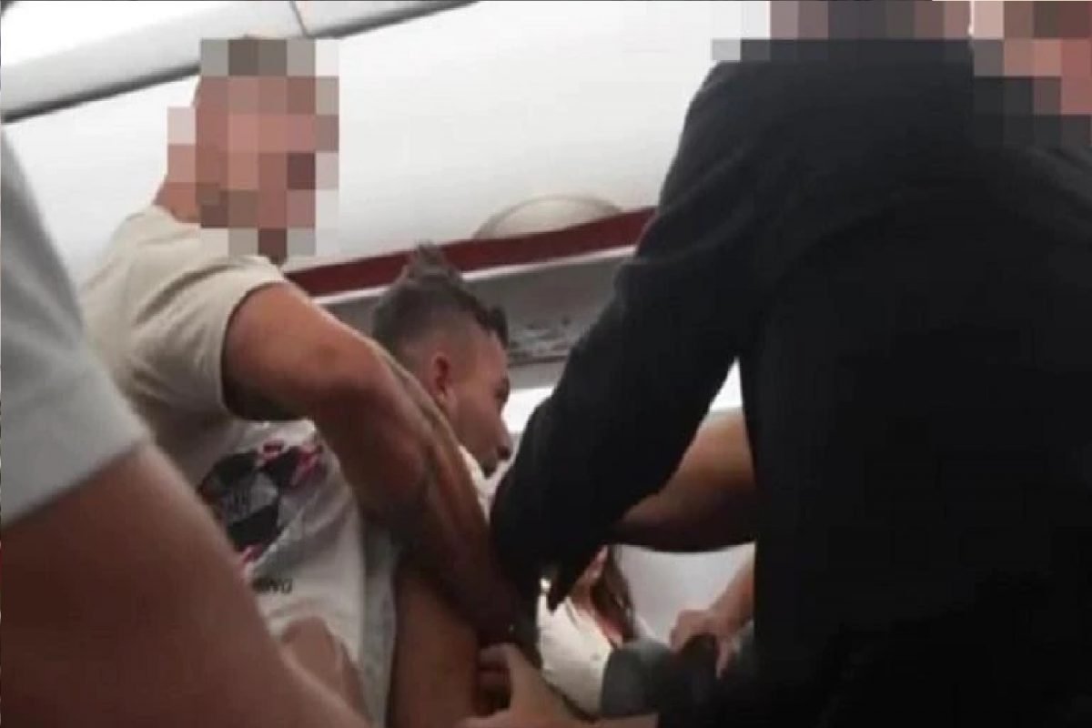 विमानात प्रवाशांचा गोंधळ.