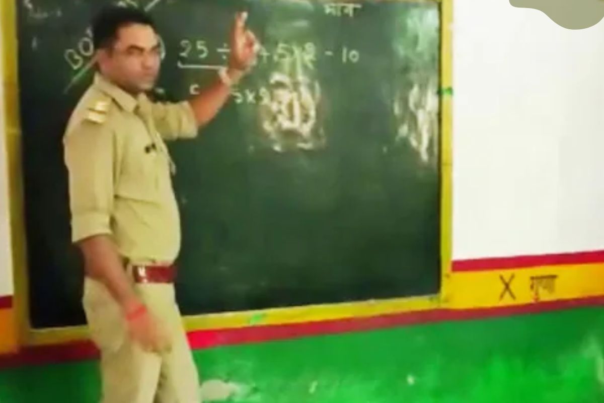 उपनिरीक्षण अतुल कुमार मुलांना शिकवताना