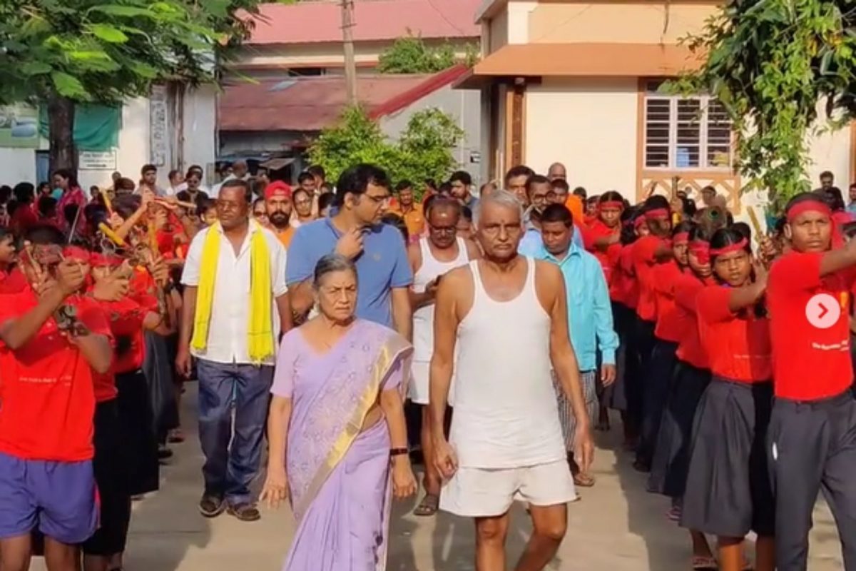 तोचि दिवाळी-दसरा; हेमलकशात लेझीमचा आवाज दुमदुमला, प्रकाश आमटे परतताच मुलांनी असं केलं स्वागत