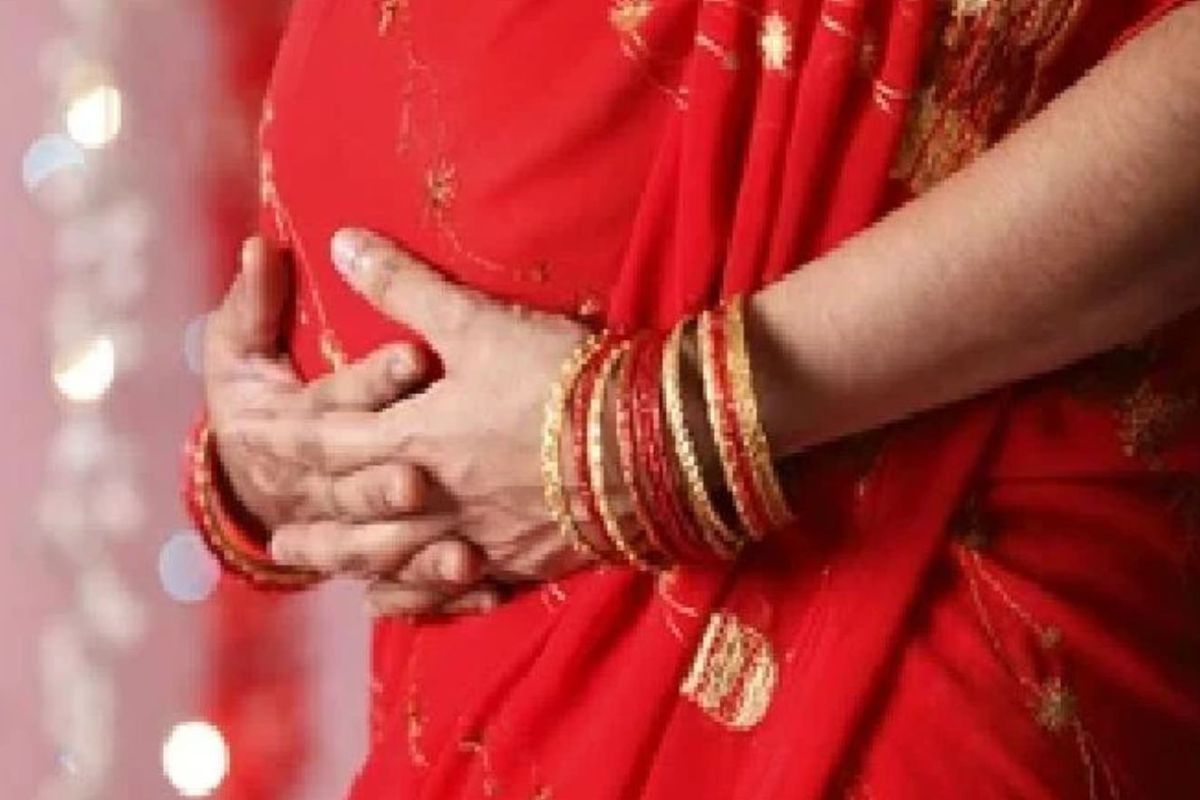 भारतात एखादी तरुणी लग्नाशिवाय गर्भवती राहिली असेल तर तिला गर्भपात करण्यासाठी कोणतेही कायदेशीर पर्याय उपलब्ध नाहीत