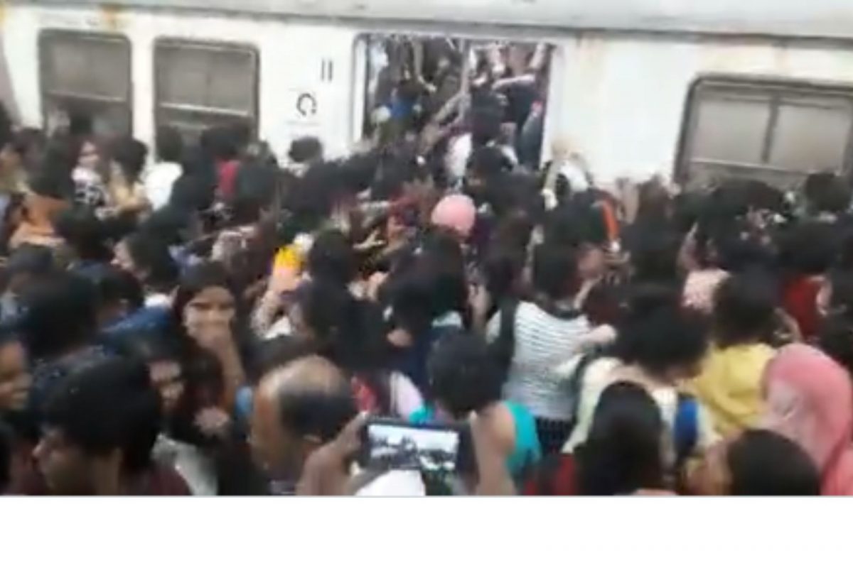 ठाणे रेल्वे स्थानकावर गर्दीचा महापूर; आताची परिस्थिती दाखवणारे भयंकर Video