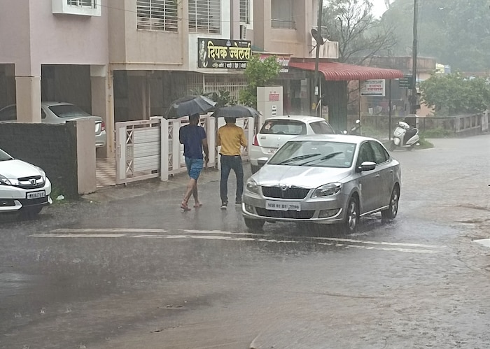 नाशिकमध्ये सकाळपासूनच शहरात उकाडा होता,त्यामुळे जोरदार पाऊस बरसणार अशी शक्यता जाणवत होती. अखेर दुपारी अपेक्षेप्रमाणे पावसानं जोरदार हजेरी लावली.