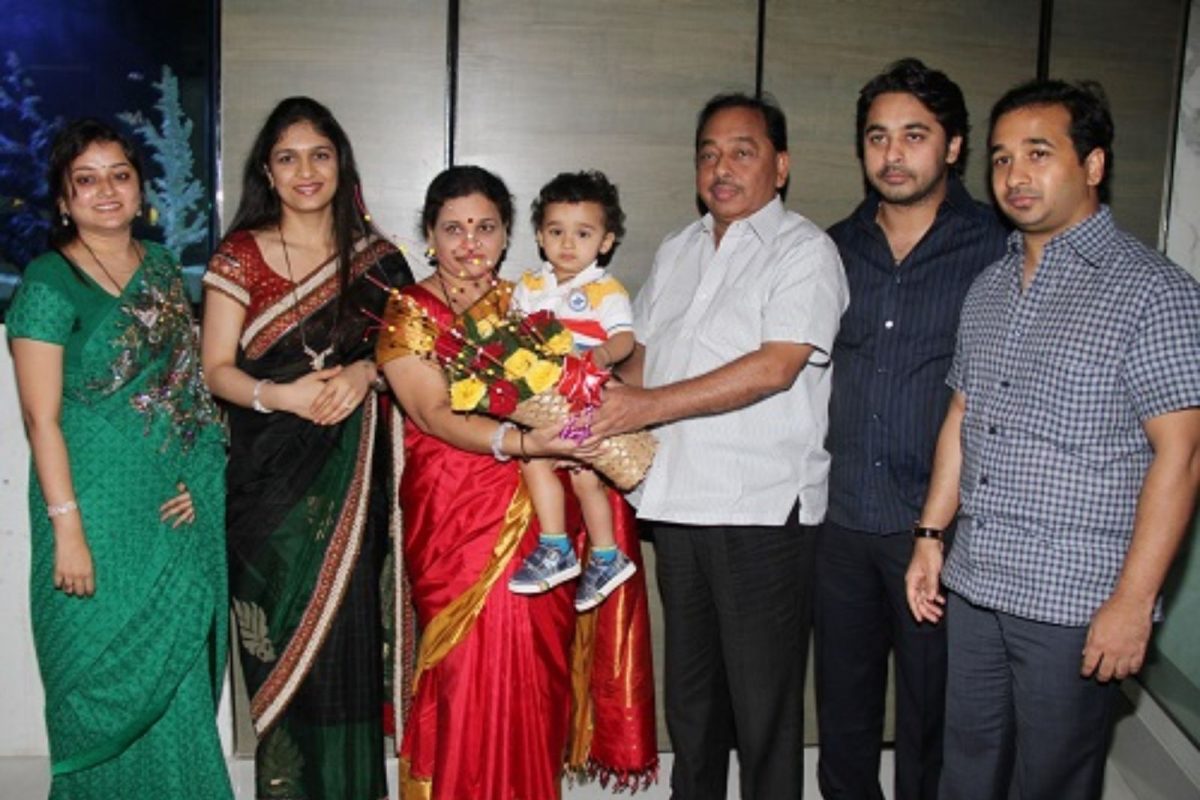 मुंबई-पुणे एक्स्प्रेसवेवर राणे कुटुंबाच्या कारला अपघात, मागून ट्रकने दिली धडक