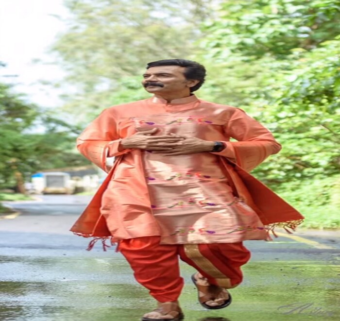 सोशल मीडियावर ते सक्रीय आहेतच पण फॅशन विश्वातही ते तितकेच सक्रीय आहेत. अनेक कार्यक्रमांसाठी मिलिंद वेगळ्या आऊटफिटमध्ये दिसतात. 