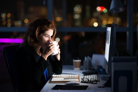 Night Shift मध्ये काम करत असाल तर अलर्ट राहा! कायम लक्षात ठेवा या 8 गोष्टी