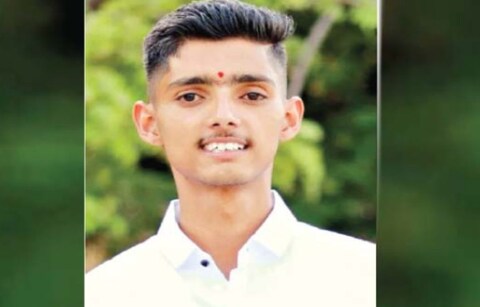 सातारा जिल्ह्यातील शिरवळ येथे महामार्गावर भीषण अपघातात एका युवकाचा मृत्यू झाला आहे. पुण्याला जाण्यासाठी गाडीची वाट पाहत असलेल्या विद्यार्थ्याला चालू टेम्पोचा टायर निघून धडक बसल्याने मृत्यू झाला.