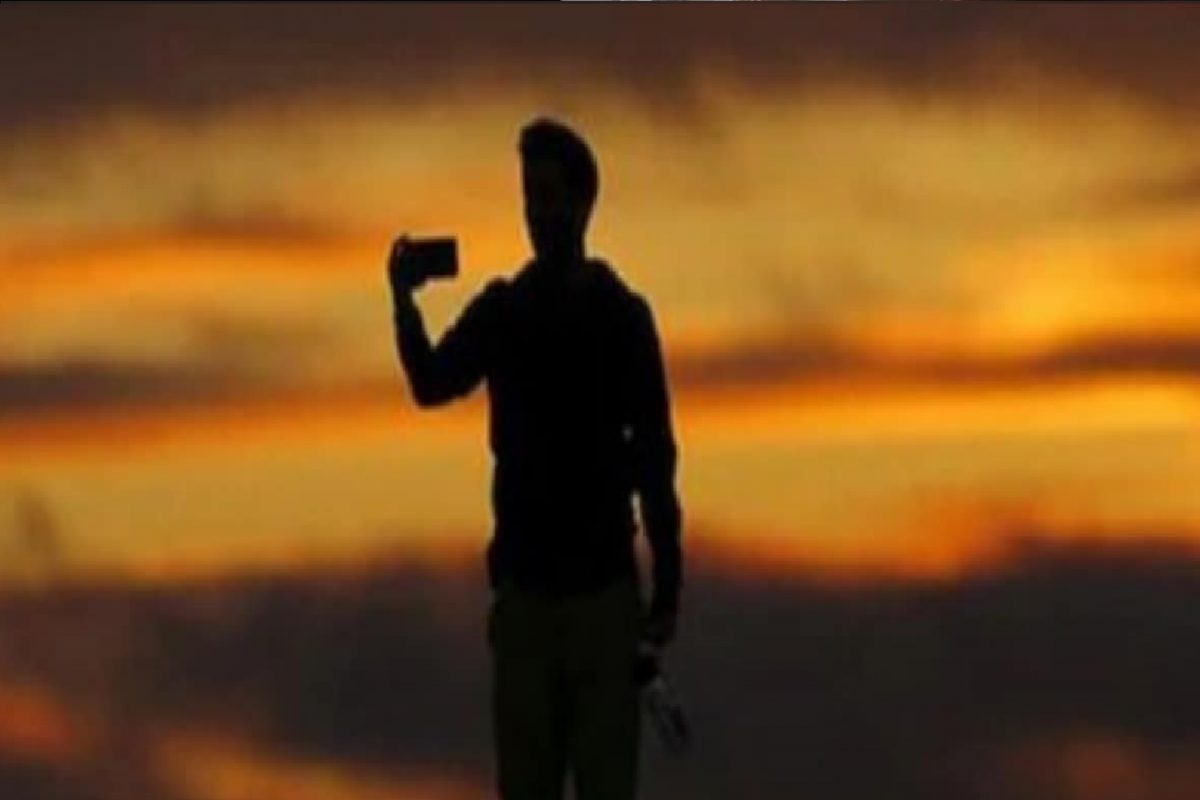 तरुणाला सेल्फी पडला महागात.