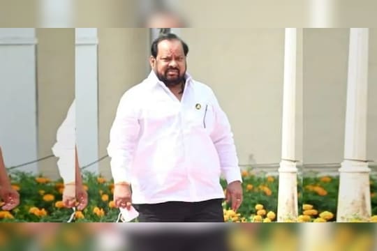 Shahajibapu Patil Sangola : शहाजीबापू पाटलांच्या मतदार संघात कुठलं ओक्के आणि कुठलं काय उपसरपंचाला रस्त्यावरच बेदम मारहाण