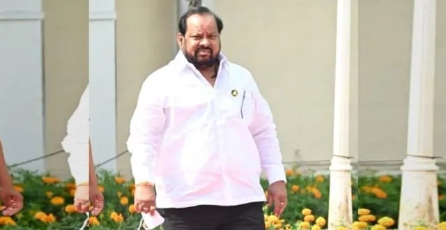 Shahajibapu Patil Sangola : शहाजीबापू पाटलांच्या मतदार संघात कुठलं ओक्के आणि कुठलं काय उपसरपंचाला रस्त्यावरच बेदम मारहाण