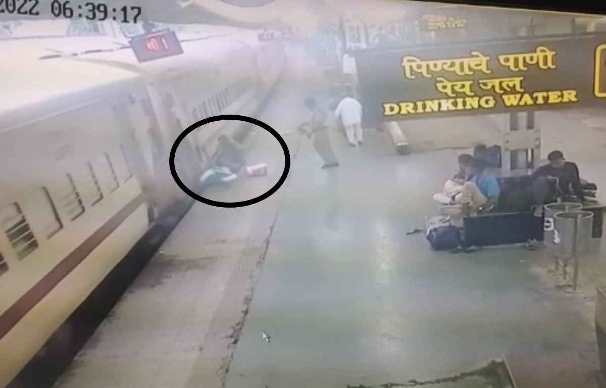 Solapur Railway Station : पाठीवर बॅग, हातात पिशवी, तरीही धावत्या रेल्वेत चढली तरुणी, पण घडलं जीवघेणं, LIVE VIDEO
