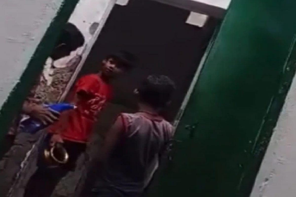 शाळेत मुख्याध्यापकाने विद्यार्थ्यांना करायला लावलं नको ते काम.