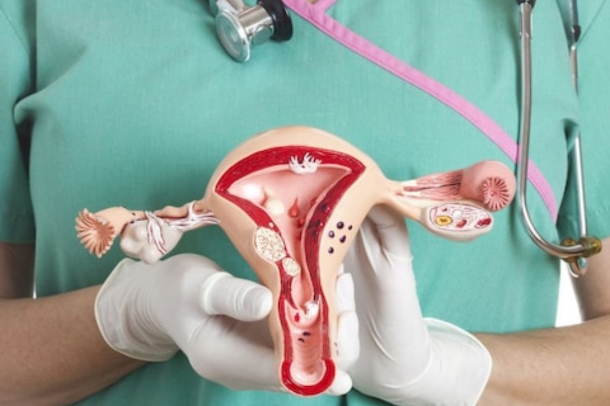 Ovarian Cancer : 'ओव्हेरियन कॅन्सर' महिलांसाठी ठरू शकतो जीवघेणा, या लक्षणांकडे करू नका दुर्लक्ष