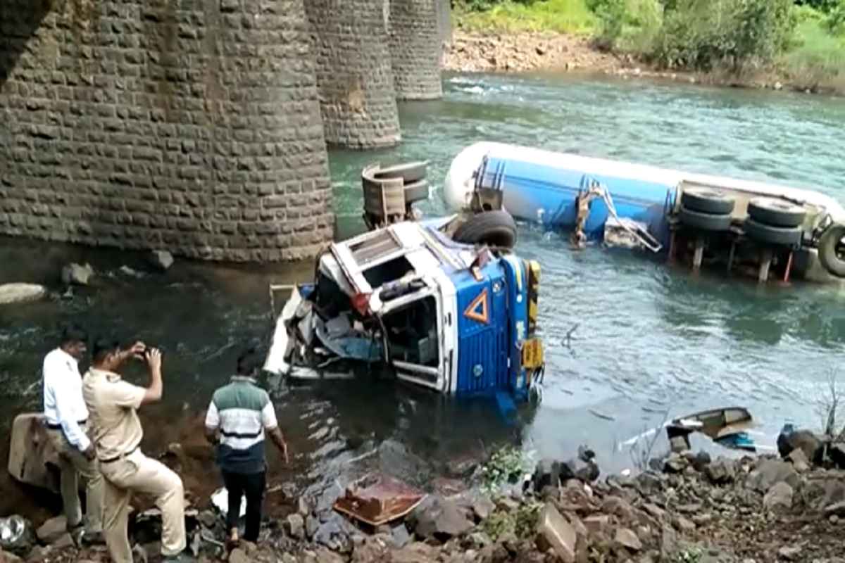 मुंबई-गोवा महामार्गावर कंटेनर पूलावरुन नदीत कोसळला, चालकाचा मृत्यू