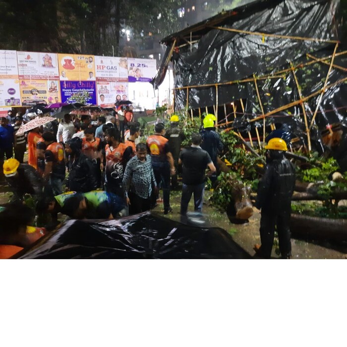 कोलबाड जाग माता मंदीर जवळ ठाणे (प.) येथे कोलबाड मित्र मंडळ या सार्वजनिक गणपतीच्या मंडपावर व दोन पार्क केलेल्या गाड्यांवर झाड पडल्याची माहिती समोर आली आहे.