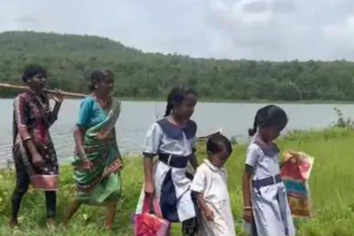 मुलांना शाळेपर्यंत प्रवासात मदत करणारी कांता