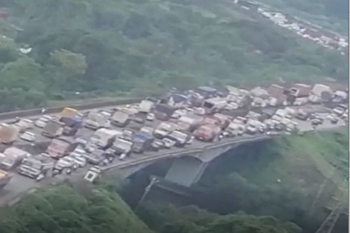 VIDEO : मुंबई-नाशिक महामार्गावर प्रचंड वाहतूक कोंडी, चार ते पाच तास वाहनं एकाच ठिकाणी अडकून पडले