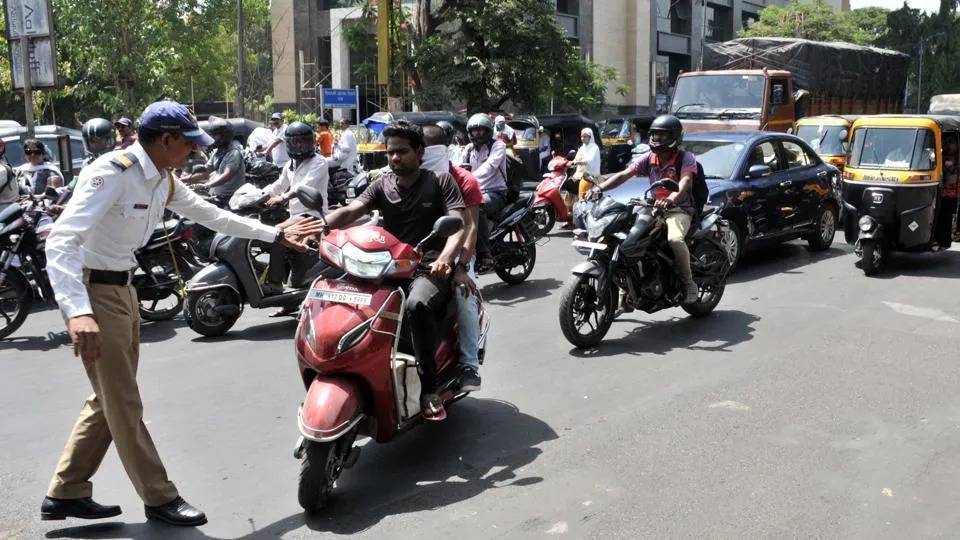 Traffic police : वाहतुकीचे नियम मोडणाऱ्या वाहनांचे मोबाईलमधून फोटो काढणे वाहतूक पोलिसांना पडणार महागात