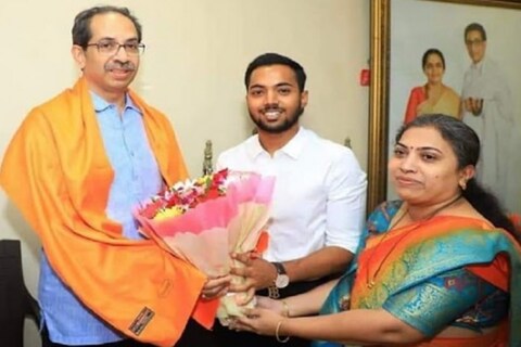 महाराष्ट्रामध्ये झालेल्या सत्तानाट्यानंतर उद्धव ठाकरे (Uddhav Thackeray)) आणि मुख्यमंत्री एकनाथ शिंदे (CM Eknath Shinde) यांच्यात पहिली लढत होणार आहे. यासाठीचं पहिलं पाऊल उद्धव ठाकरेंनी टाकलं आहे. 