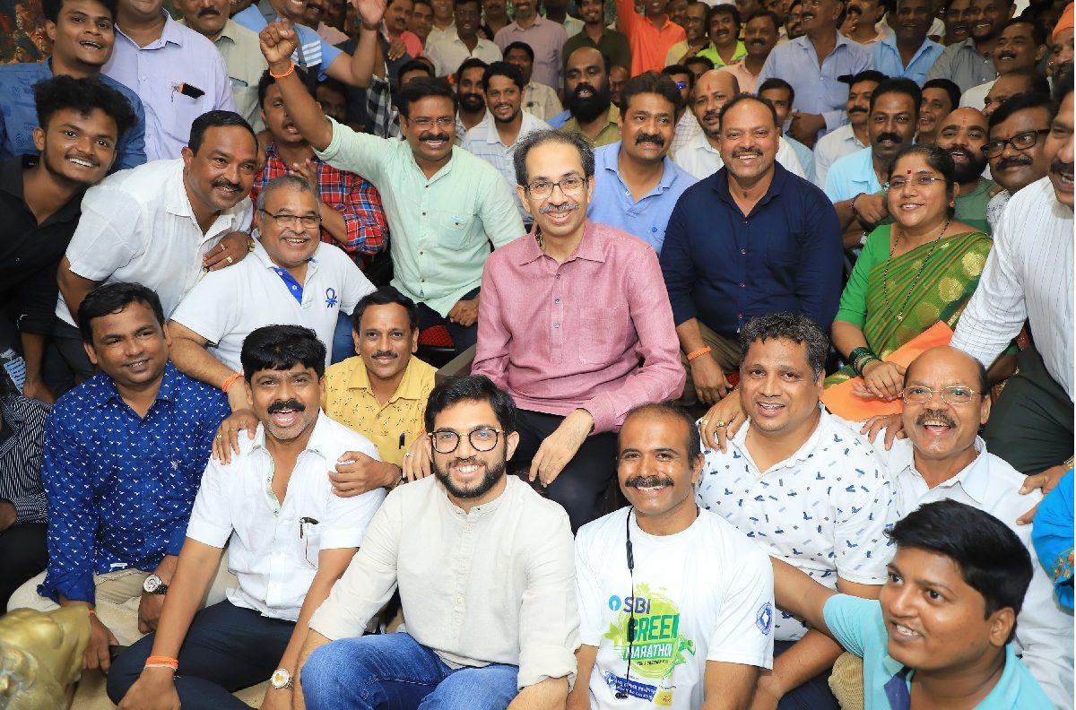 महेश सावंत यांना उद्धव ठाकरे यांच्या बाजूला बसायला देत आदित्य ठाकरे शिवसैनिकांमध्ये बसले.