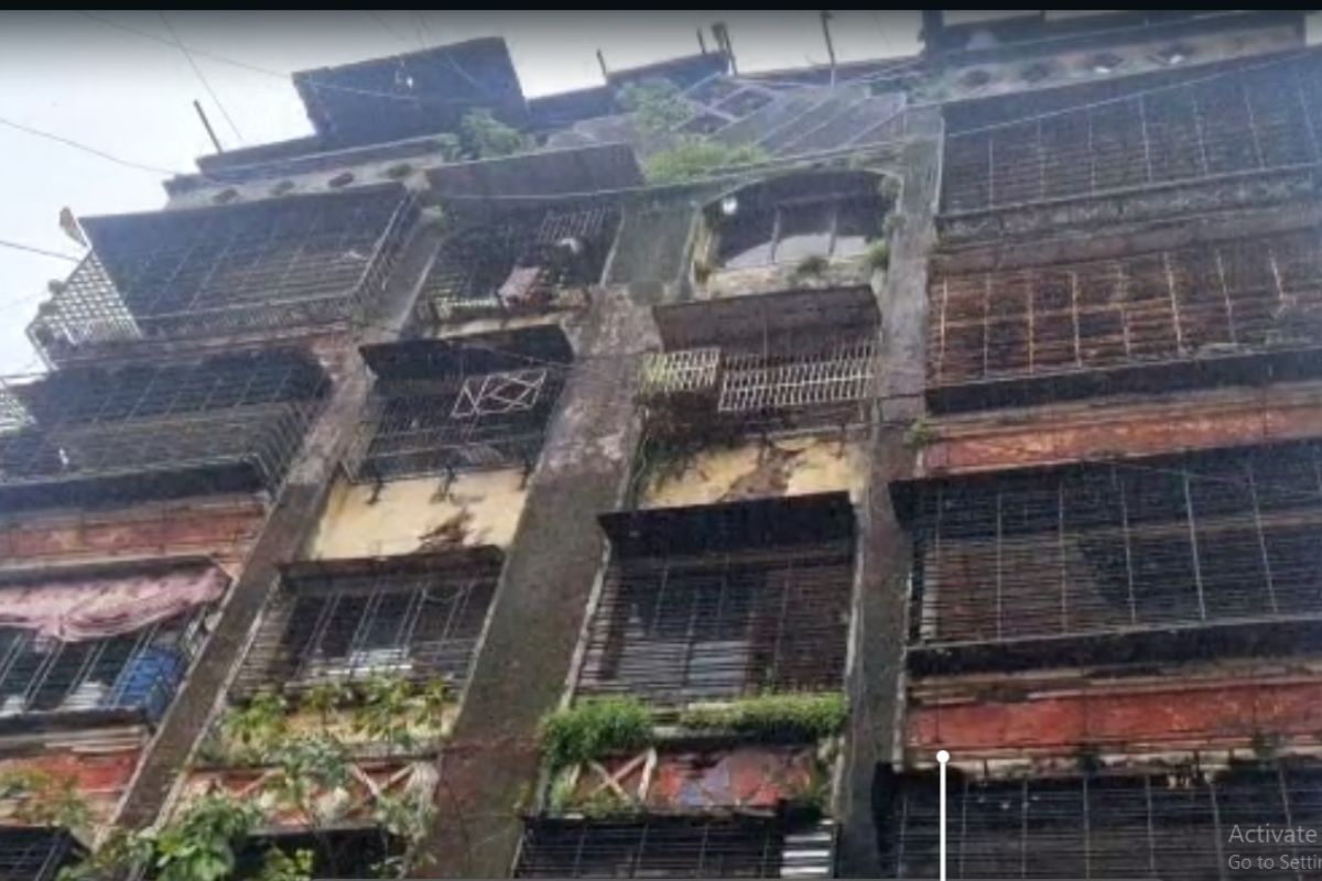 उल्हासनगरमधील मानस टॉवर चार मजली इमारत आहे. या इमारतीचा स्लॅब कोसळला