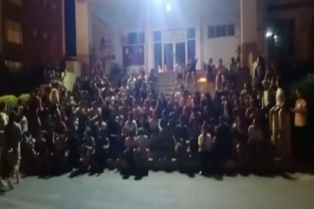 हॉस्टेलमधील तरुणींचे अंघोळ करतानाचे Video लिक! तरुणाच्या सांगण्यावरुन तरुणी.. इनसाइड स्टोरी