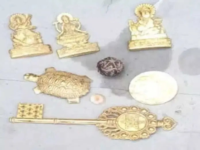 Online मूर्ती मागवल्या अन् घडला 'हा' चमत्कार; डिलिव्हरी बॉयनं अशी केली पोलखोल