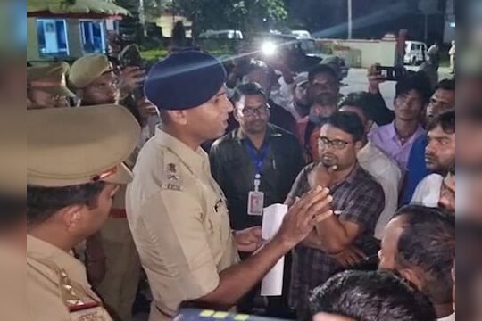 Uttar Pradesh Double Murder Case : मन सुन्न करणारी घटना, दोन सख्ख्या अल्पवयीन बहिणींवर बलात्कार, खून करून मृतदेह झाडावर बांधले