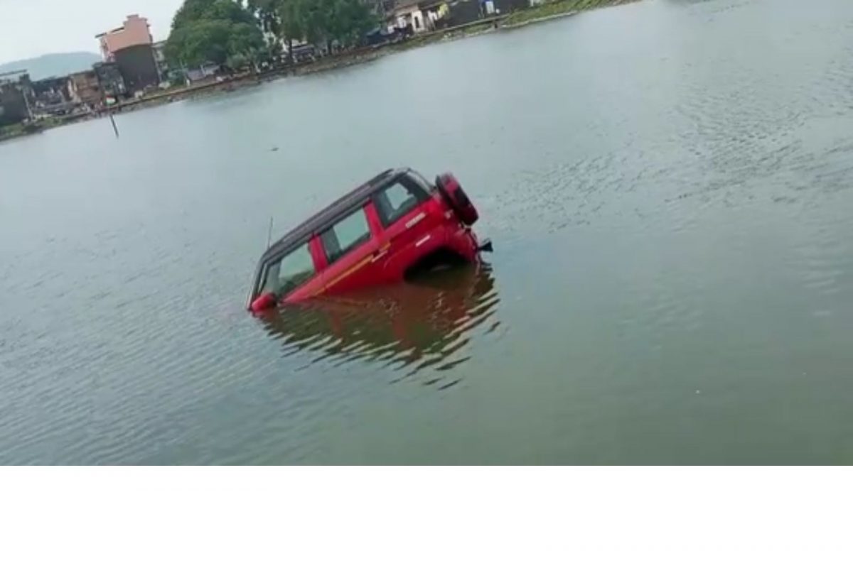 भिवंडी : तलावात तरंगणारी कार पाहून नागरिक हादरले, Video होतोय व्हायरल
