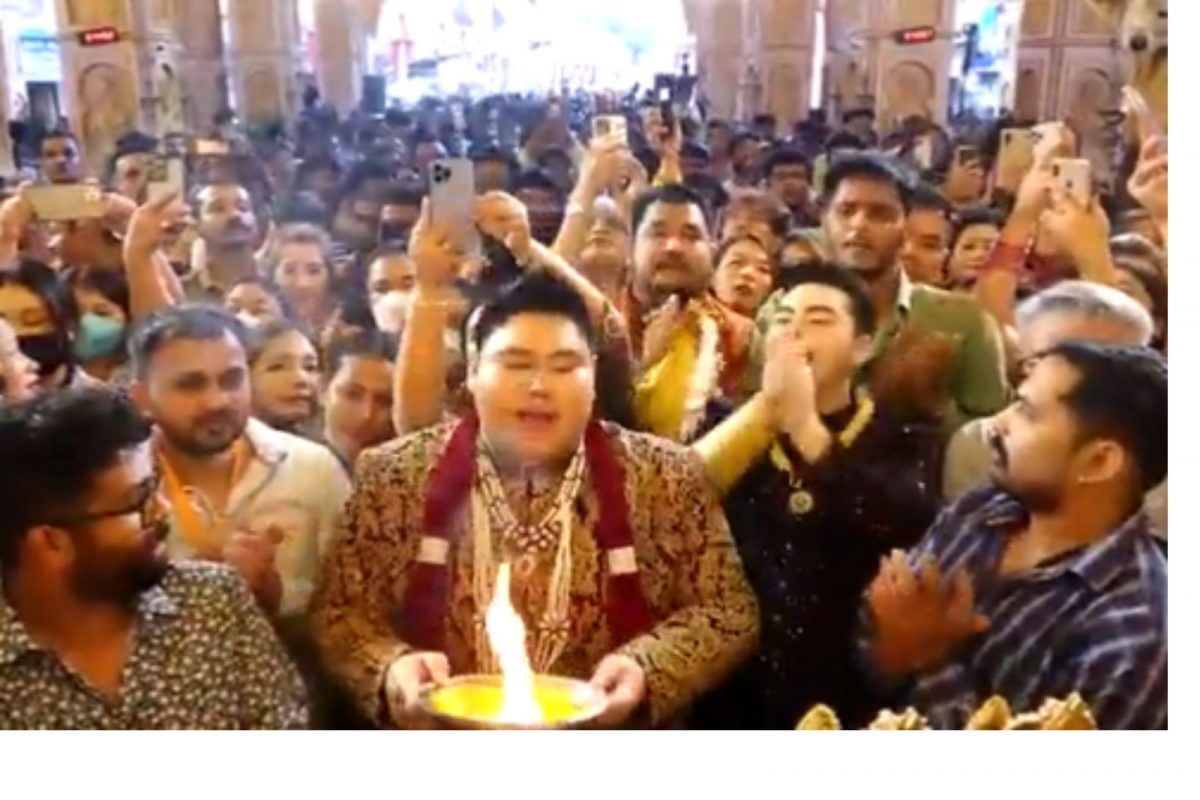 Video : थायलँडवासियांचे 'बाप्पा'प्रेम पाहून पुणेकर चाट; श्रीमंत दगडूशेठ हलवाई गणपतीचं घेतलं दर्शन