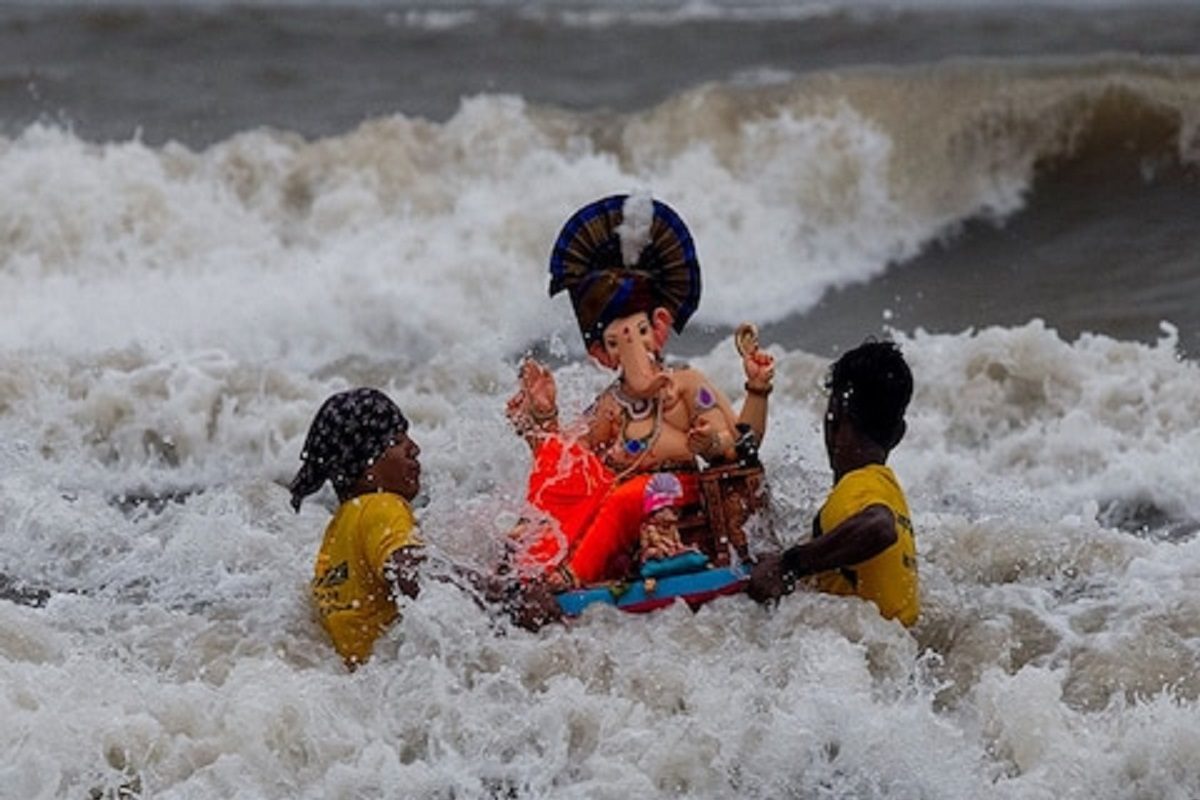 विसर्जन करताना चूक पडली महाग, 15 लोकांनी गमवावा लागला जीव