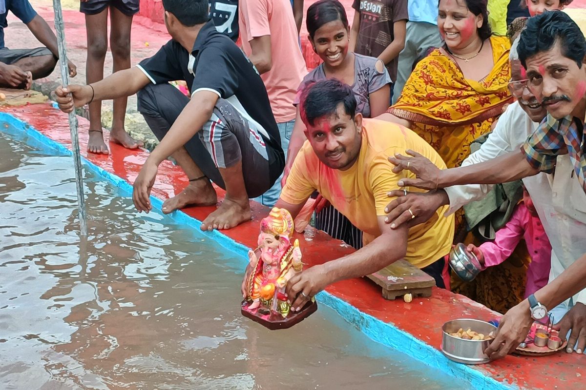 Akola : पुढच्या वर्षी लवकर या…! भावुक वातावरणात लाडक्या बाप्पाला निरोप, पाहा VIDEO