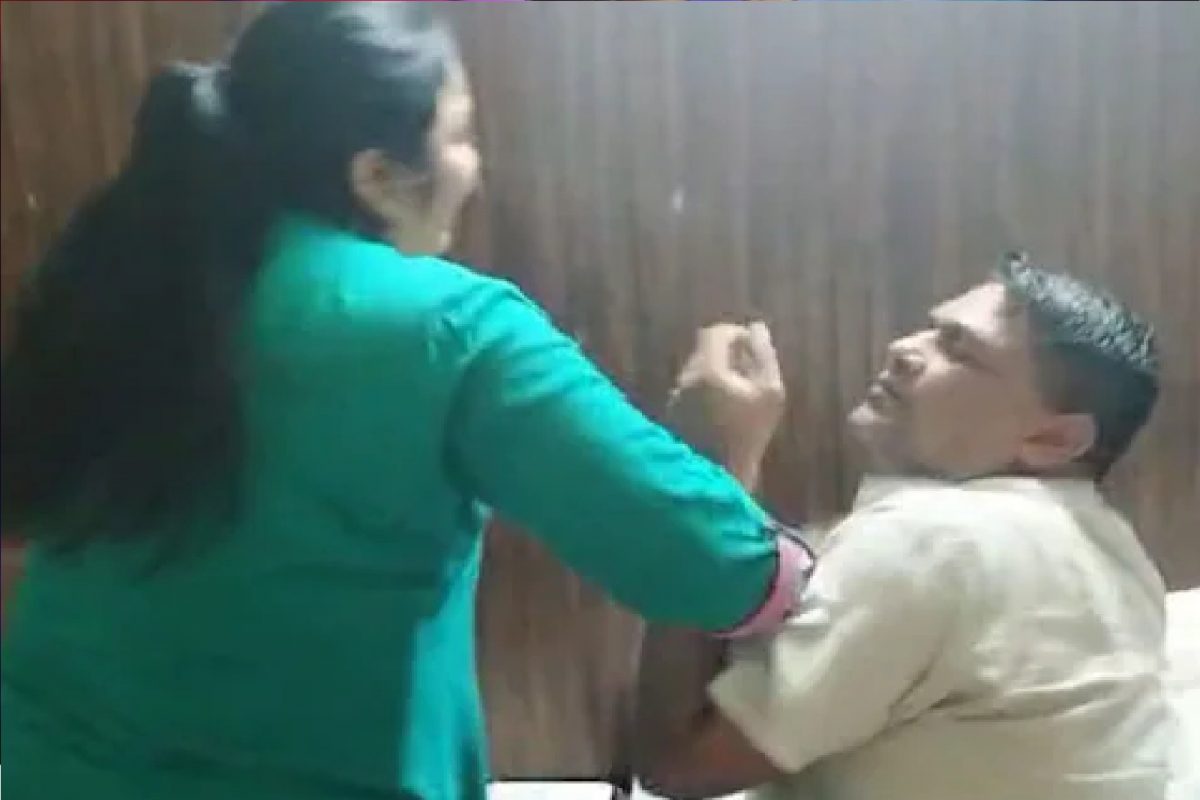 हॉटेलमध्ये GF सोबत रोमान्स करत होता नवरा; बायकोने रंगेहाथ पकडून तिथंच दोघांना...; पाहा VIDEO