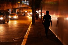 महिलांनो रात्री उशारा प्रवास करताय? मग 'या' Safety टिप्स तुमच्या कामाच्या