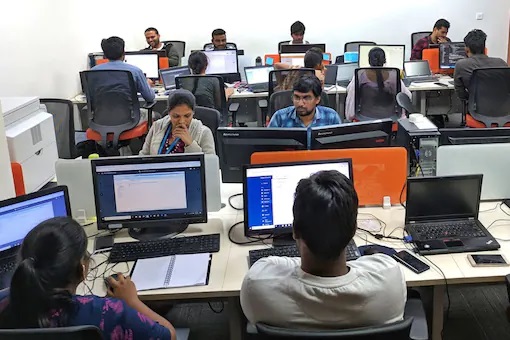 रडगाणं सांगू नका, 18 तास काम करा; सल्ला देणाऱ्या बड्या कंपनीच्या CEO ने मागितली माफी