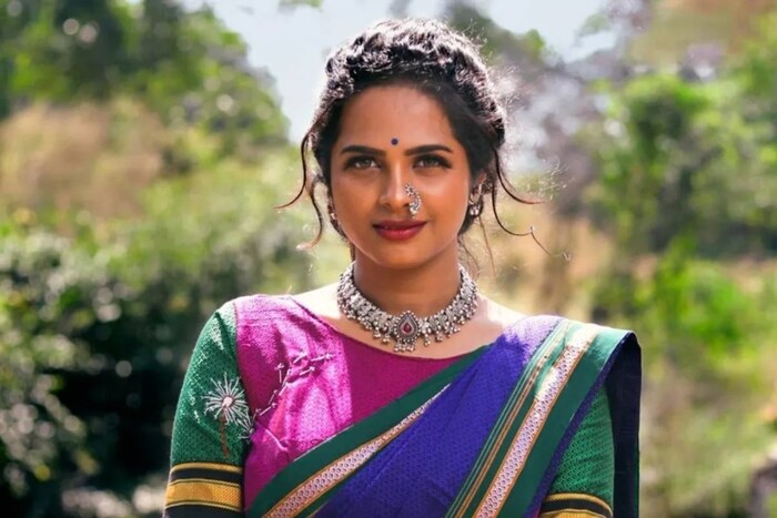 मराठी टीव्ही शो मिसेस मुख्यमंत्री मधील  अमृता धोंगडे आता बिग बॉस मराठी 4 मधून मराठी टीव्हीवर पुनरागमन करण्यासाठी सज्ज झाली आहे.ती शेवटची चांदणे शिंपीत जाशी या शोमध्ये दिसली होती