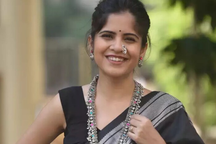 अभिनेत्री अमृता देशमुखने 'फ्रेशर्स' या मालिकेतून चित्रपटसृष्टीत पदार्पण केलं होतं. त्यानंतर 'स्वीटी सातारकर' या चित्रपटात तिने प्रमुख भूमिका साकारली होती. सध्या ती रेडिओवर 'पुण्याची Talkerwadi' हा शो करते आहे. आता ती बिग बॉस मध्ये झळकणार आहे. 
