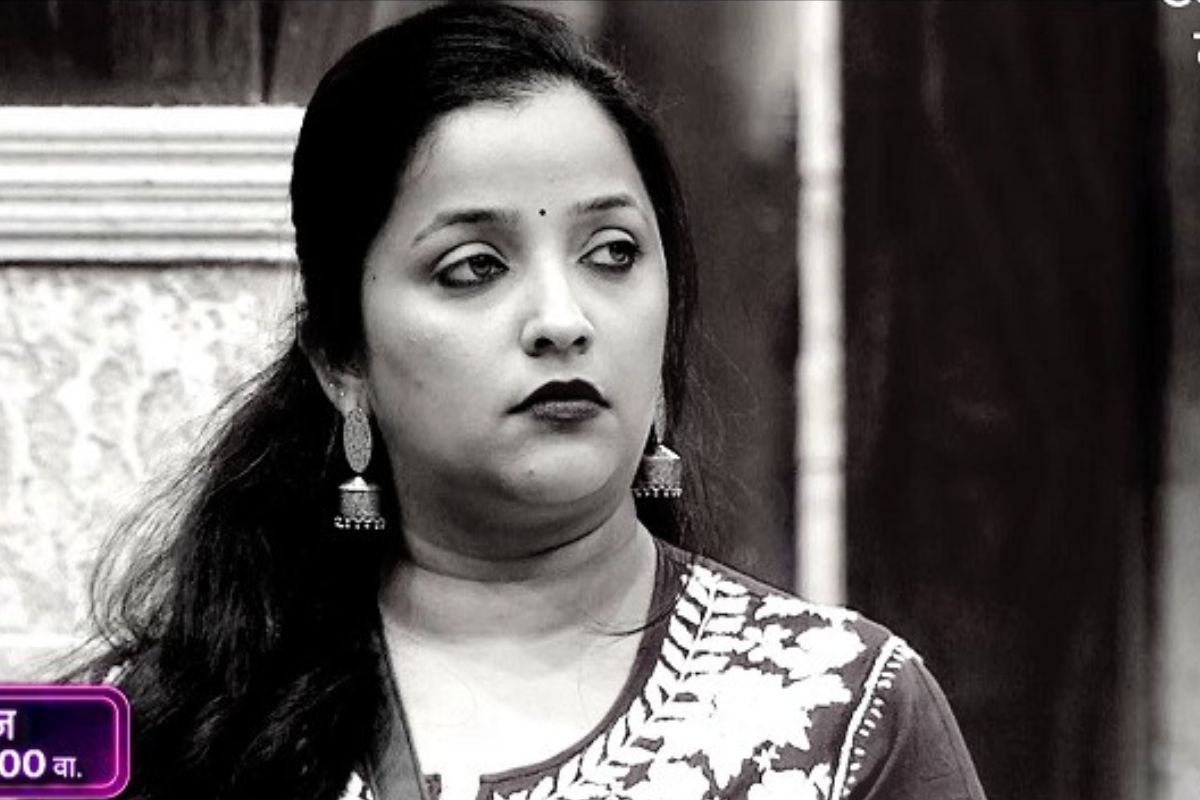 बिग बॉसच्या घरात एक स्पर्धक कायम चर्चेत राहते ती म्हणजे अपूर्वा नेमळेकर. मागच्या आठवड्याच्या चावडीवर महेश मांजरेकरांनी अपूर्वाची चांगलीच शाळा घेतली. 