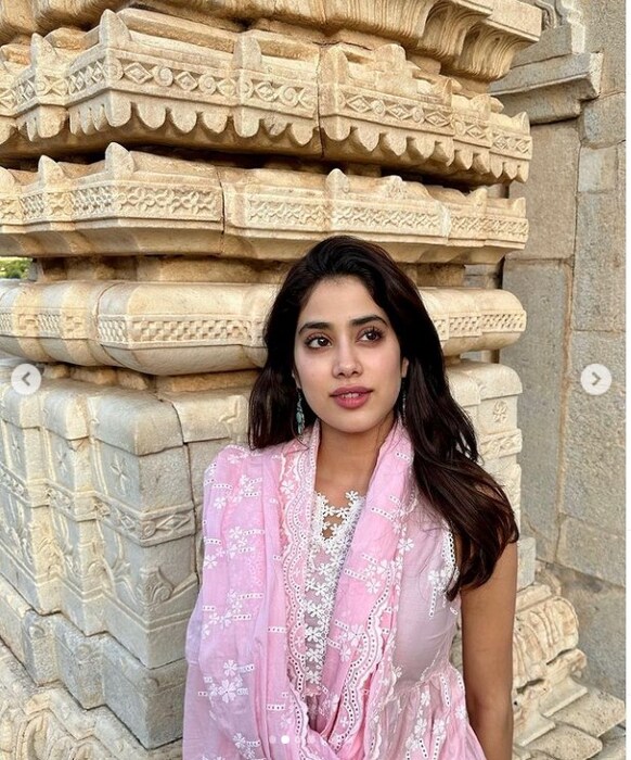 मराठीतील सुपरडुपर हिट चित्रपट 'सैराट'चा हिंदी रिमेक असणाऱ्या 'धडक' या चित्रपटातून जान्हवीने पदार्पण केलं होतं. या चित्रपटाला पाच वर्षे उलटली आहेत. 