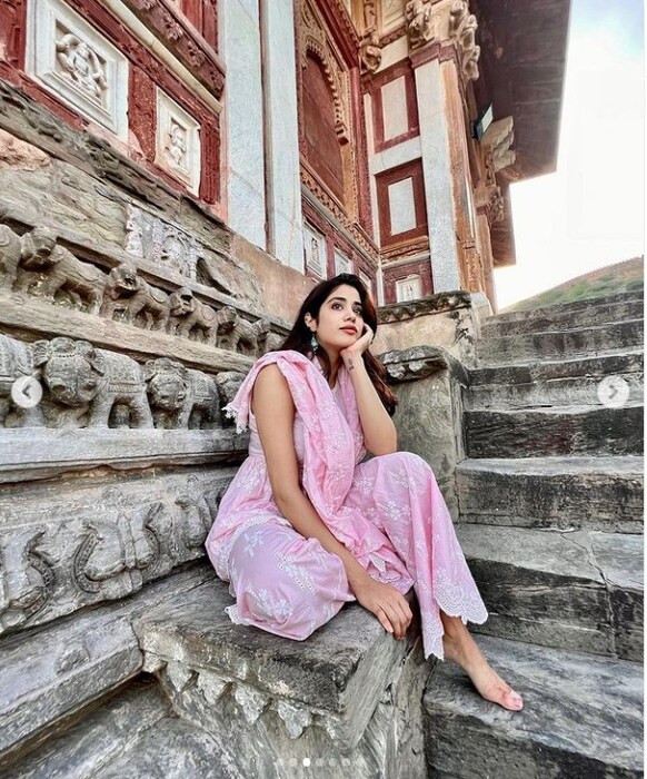  या चित्रपटात जान्हवी एका राजस्थानी मुलीच्या भूमिकेत दिसली होती. त्यामुळे या चित्रपटाचं बऱ्यापैकी शूटिंग राजवाडे,ऐतिहासिक मंदिरे अशा ठिकाणी झालं होतं. 