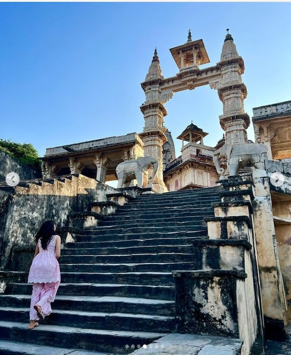 तसेच या चित्रपटातील काही महत्वाच्या दृश्यांचं शुटींग राजस्थान येथील आमेरमधील जगत शिरोमणी या सुंदर अशा भव्यदिव्य मंदिरात झालं होतं. 