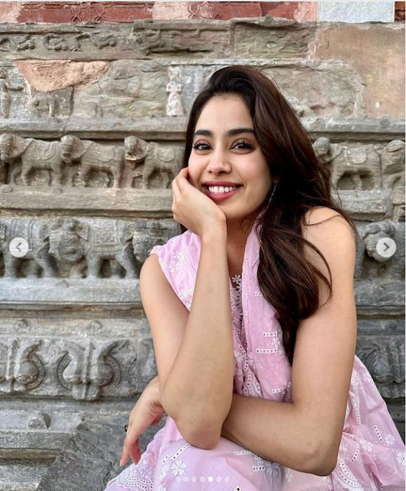 तब्बल 5 वर्षानंतर जान्हवी या मंदिरात पोहोचली आहे. नुकतंच अभिनेत्रीने आपल्या इन्स्टाग्राम अकाउंटवर फोटो शेअर करत याबाबतची माहिती दिली आहे. 