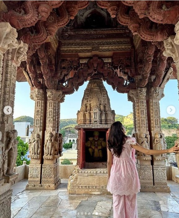  जान्हवीने या मंदिरातील अनेक सुंदर फोटो शेअर करत आपल्या भावना व्यक्त केल्या आहेत. याच ठिकाणी जान्हवीने आपल्या करिअरची सुरुवात केली होती. 