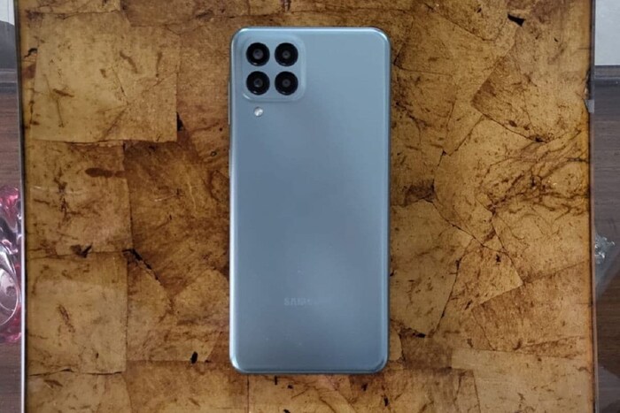 Samsung Galaxy M33 ची सुरुवातीची किंमत 16,999 रुपये आहे. Galaxy M33 5G मोबाईल फोनमध्ये 6.6-इंचाचा TFT फुल एचडी प्लस LCD डिस्प्ले आहे. डिस्प्लेचे रिझोल्यूशन 1080 x2408 आहे. त्याचा रिफ्रेशिंग रेट 120Hz असेल. फोनमध्ये 5G चिपसेट Exynos 1280 octa-core SoC वापरण्यात आला आहे. पॉवरसाठी, या फोनमध्ये 6,000mAh बॅटरी दिली जाईल, जी 25W USB टाइप C फास्ट चार्जिंग सपोर्टसह येते.