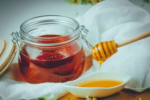 Honey in Diabetes - अनेक मधुमेही रुग्ण चहा किंवा कॉफीमध्ये मध घालून मध सेवन करतात, परंतु मधुमेहामध्ये मध वापरणे सुरक्षित आहे का? आरोग्य तज्ज्ञ आणि डॉक्टरांच्या मते, मधुमेहामध्ये मधाचे सेवन काही विशिष्ट परिस्थितीत पूर्णपणे सुरक्षित आणि फायदेशीर आहे.