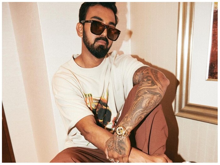 लोकेश राहुल बीसीसीआयचा ग्रेड वनचा खेळाडू आहे. बीसीसीआयकडून त्याला वार्षिक 5 कोटी रुपये मिळतात. याशिवाय त्याची वार्षिक कमाई 80 कोटींच्या आसपास आहे. भारतातल्या सर्वात श्रीमंत क्रिकेटर्समध्ये त्याची गणना होते.