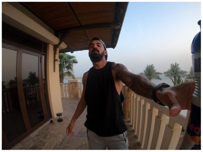 त्यामुळेच राहुलची लाईफस्टाईलही वेगळी आहे. बंगलोरमध्ये राहुलचं सन डेक अपार्टमेंट आहे. आधुनिक सोईसुविधांनी सुसज्ज असं हे आलिशान अपार्टमेंट आहे.